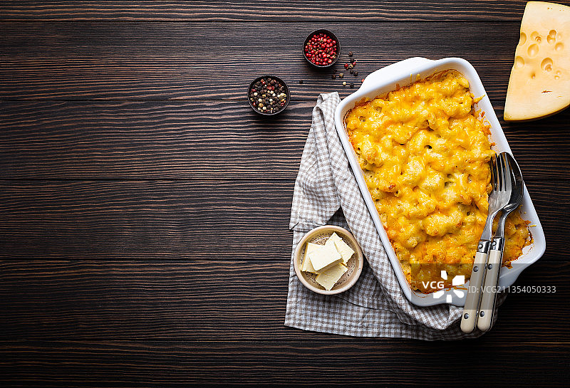 高角度的食物在盘子上的桌子图片素材