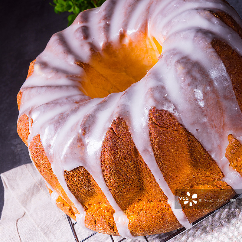 桌子上的蛋糕高角度视图图片素材