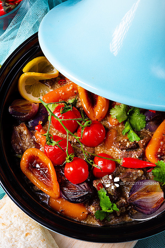 高角度的食物在碗上的桌子图片素材