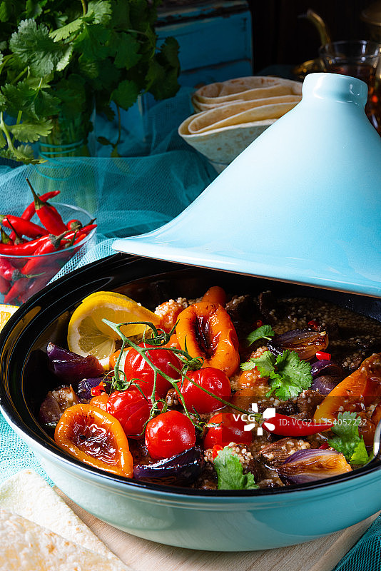 高角度的食物在碗上的桌子图片素材