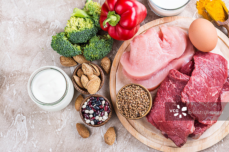 俯视角度拍摄的桌子上的生食图片素材