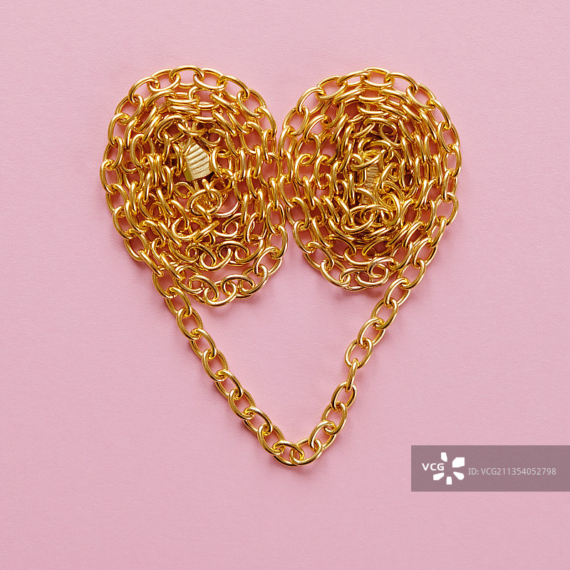 粉红色背景下的心形装饰特写图片素材