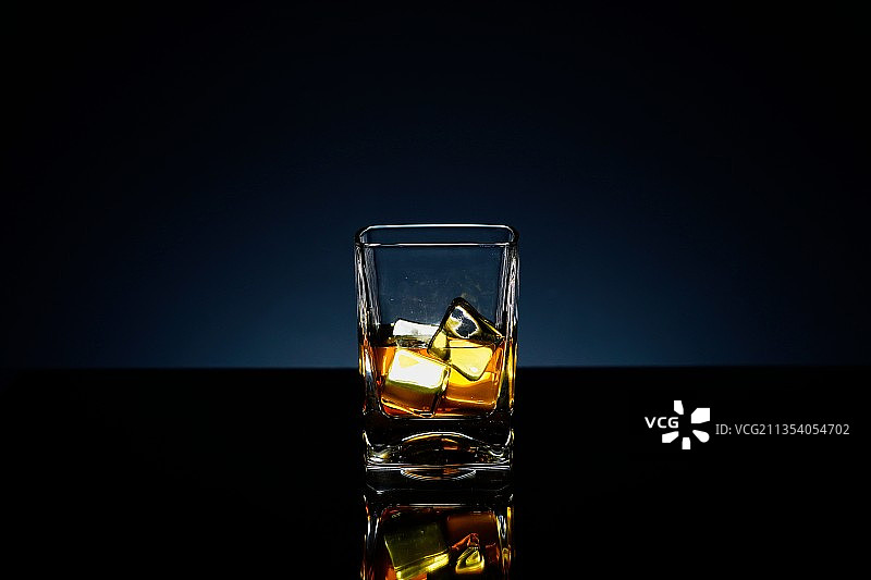 黑色背景下桌上威士忌酒杯特写图片素材
