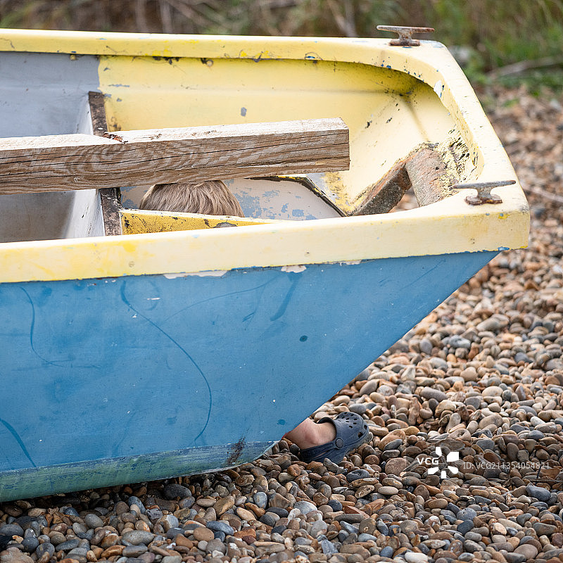 停靠在岸边的废弃船只特写，英国奥尔德堡图片素材