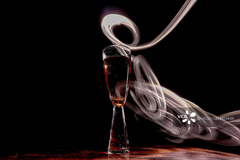 黑色背景下的酒杯特写图片素材
