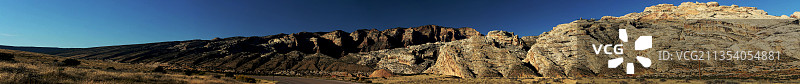 美国科罗拉多州恐龙国家纪念地，晴朗天空下的风景全景图片素材