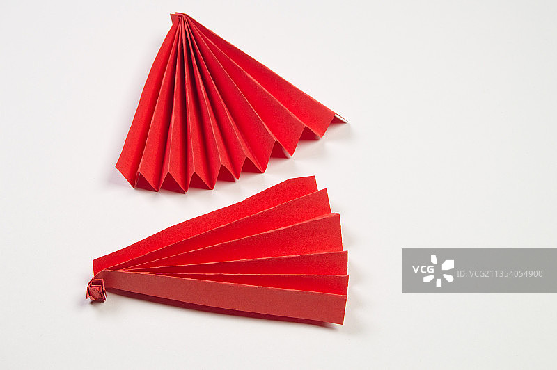 白色背景上的信封高角度视图图片素材