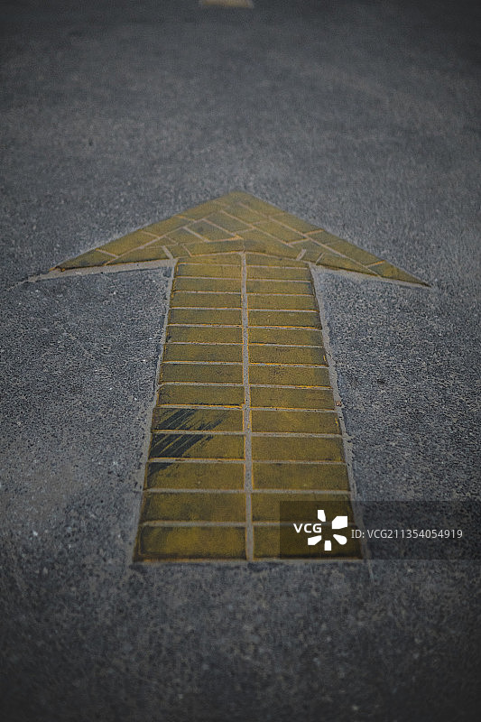 道路上的箭头符号高角度视图图片素材