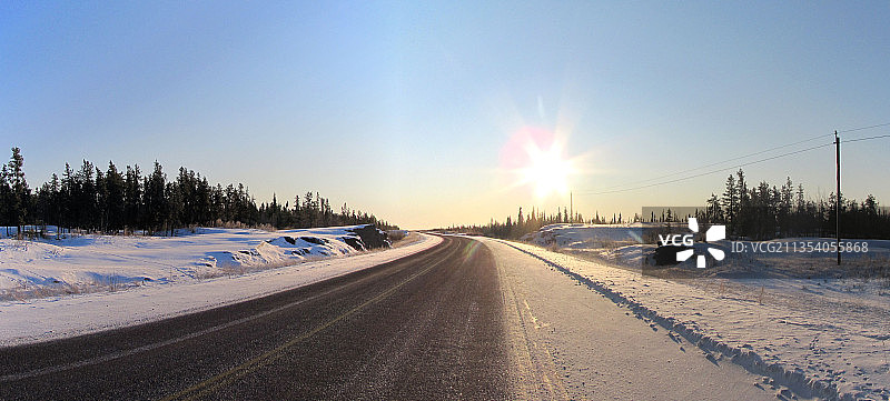 加拿大大西北地区：雪景中的空旷道路图片素材