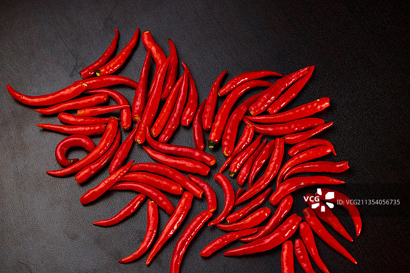 黑色背景下的红色辣椒特写，泰国曼谷图片素材