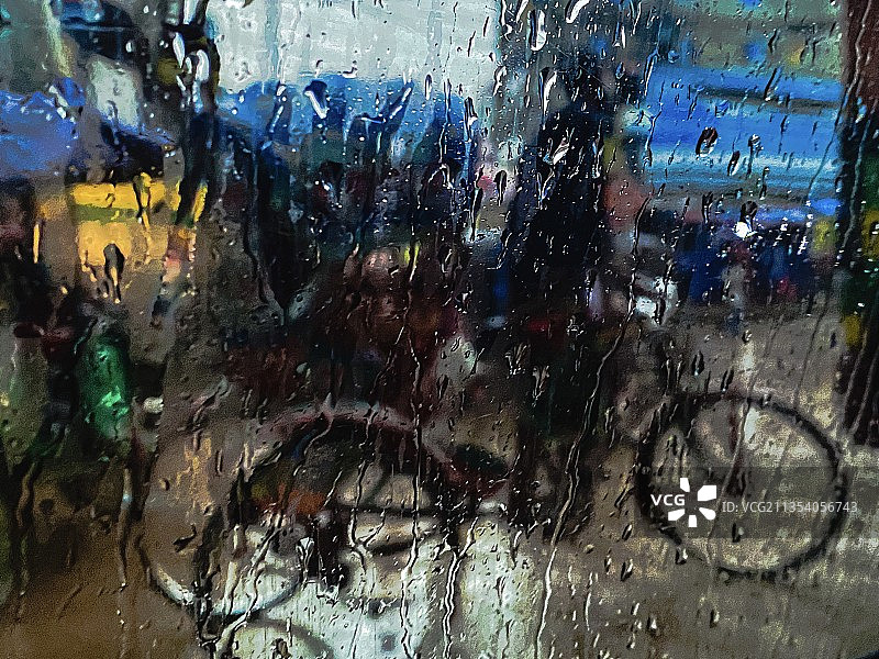 雨中的人图片素材