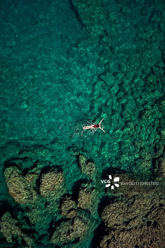 土耳其费塞利斯俱乐部酒店游泳女子鸟瞰图图片素材