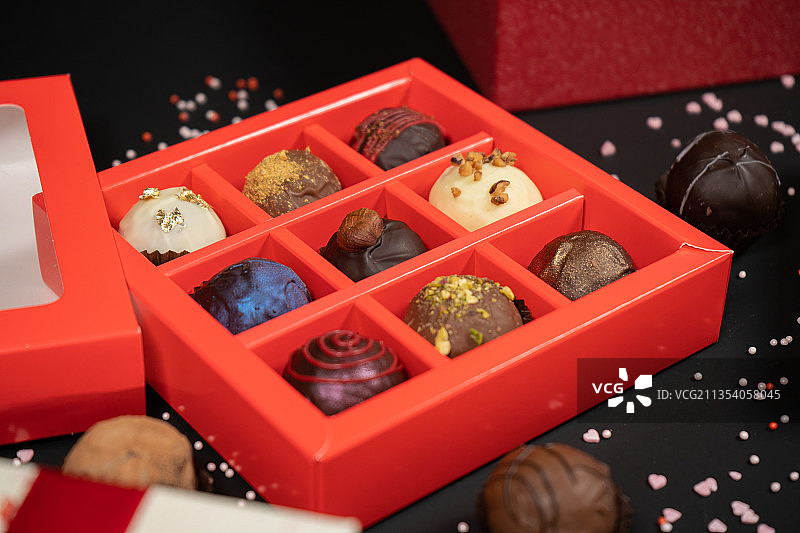 盒子里的圣诞节装饰品高角度视图图片素材