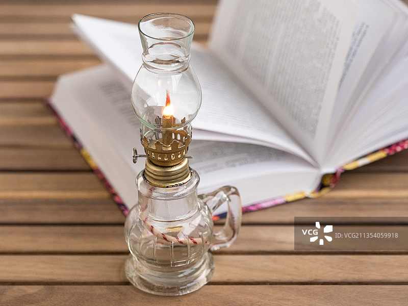 俄罗斯桌子上发光的灯泡和书本特写图片素材