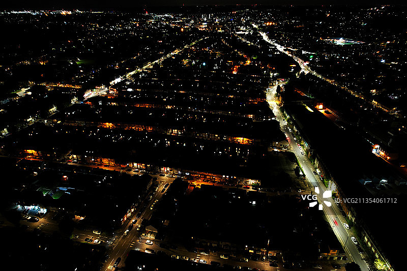 英国卢顿市夜间灯火通明建筑的俯视照片图片素材