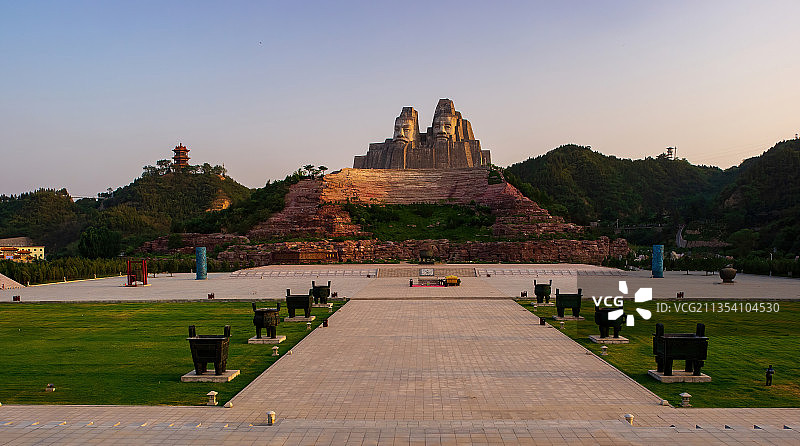 河南郑州炎黄广场-炎黄二帝雕塑图片素材