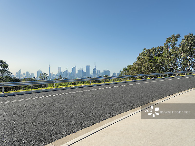 远方天际线轮廓的服务道路图片素材