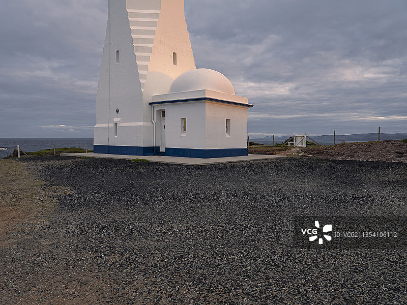 傍晚阳光下的灯塔图片素材