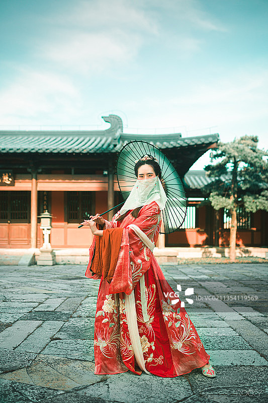 身着华服望长安图片素材