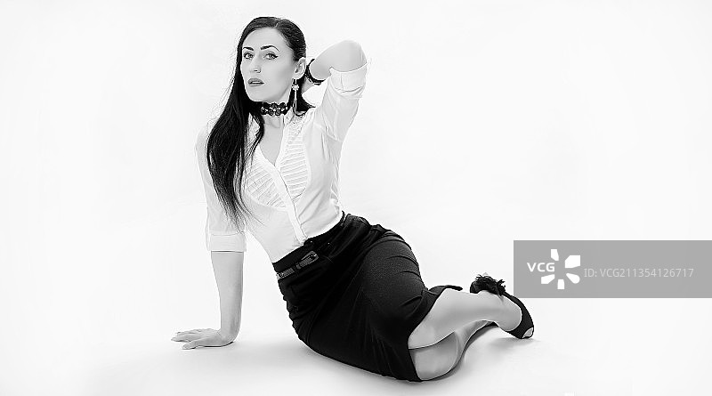 年轻女子在白色背景下锻炼的肖像，立陶宛图片素材