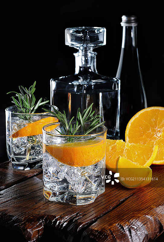 黑色背景下桌上的饮品特写图片素材