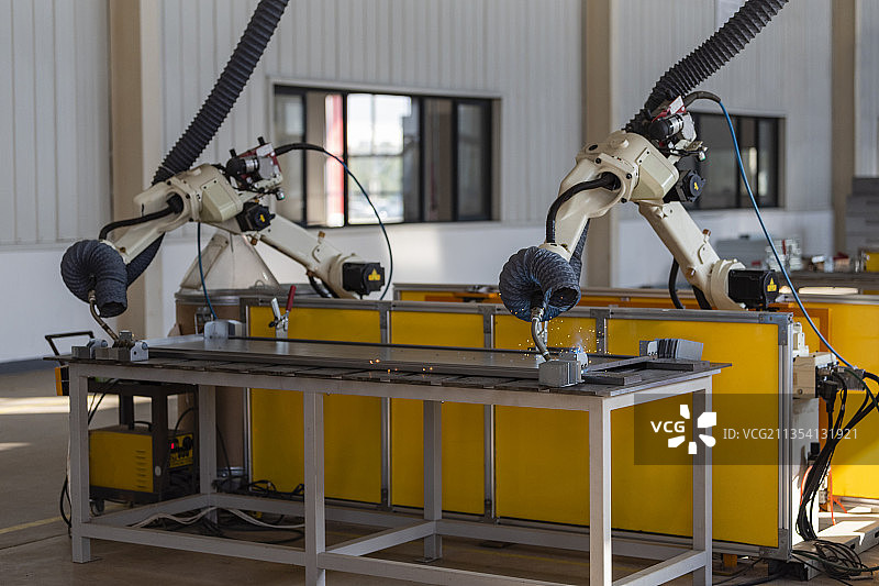 工厂生产车间焊接机器人图片素材
