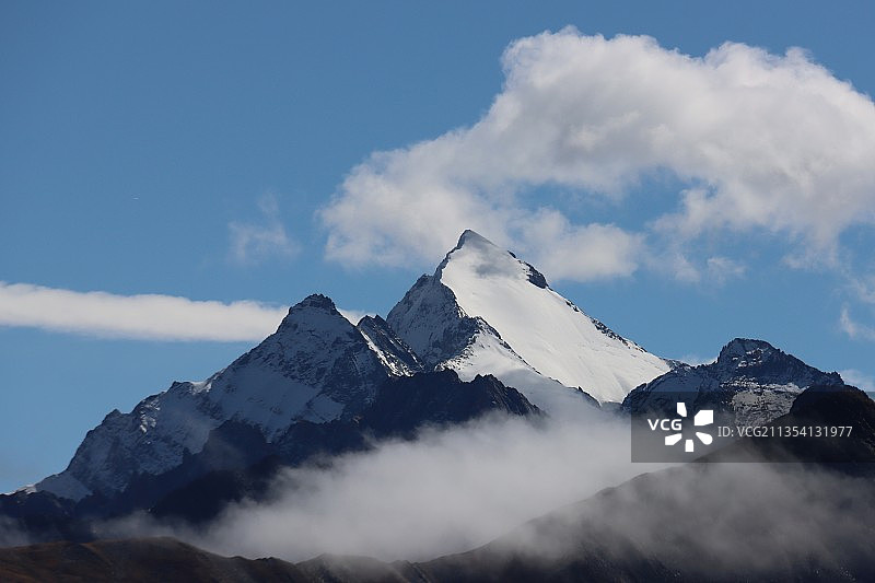 雪山仰视图片素材