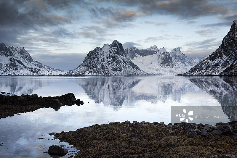 挪威雷讷湖泊和雪山风景图片素材