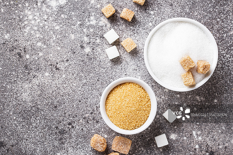 俯视拍摄的桌上碗中食物图片素材