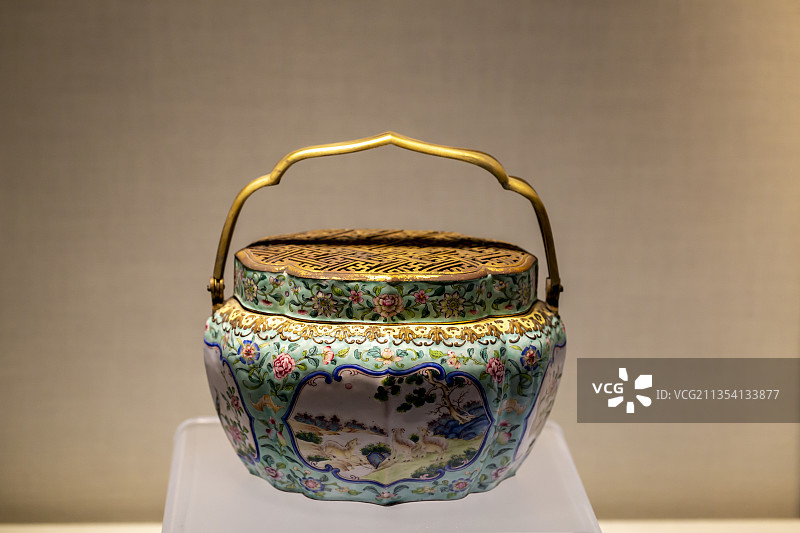 北京故宫珍宝馆：画珐琅开光三阳开泰图手炉（清）图片素材