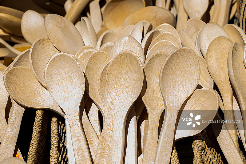 桌子上的勺子特写图片素材