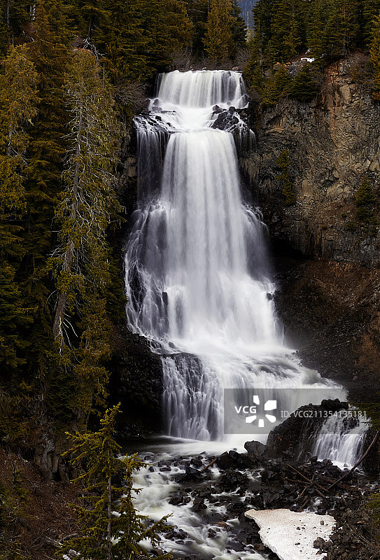 森林瀑布的风景图片素材