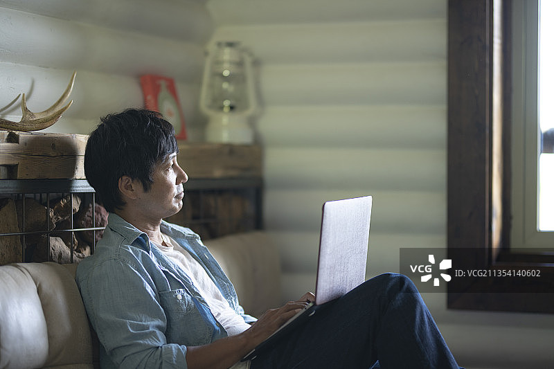 看电脑的男人图片素材