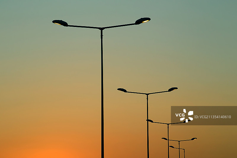 日落时分，天空中的路灯低角度景观图片素材