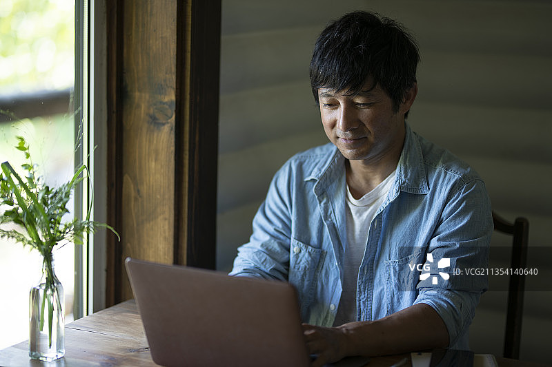 男子远程办公图片素材