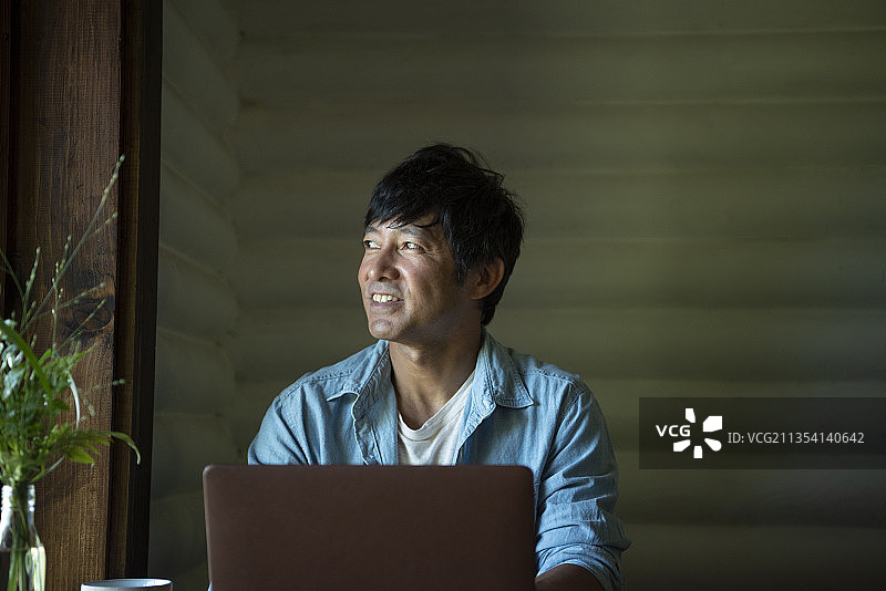 男子远程办公图片素材