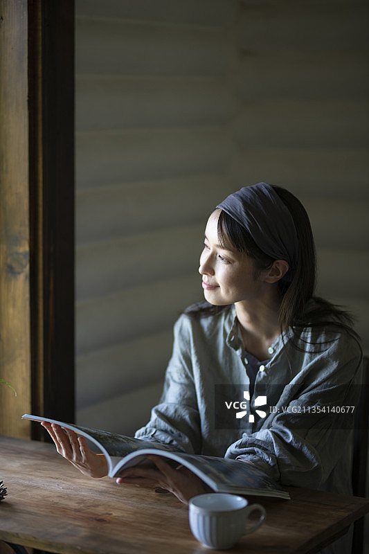 阅读杂志的女人图片素材