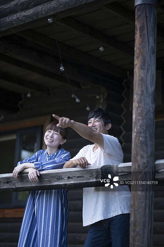 情侣在露台上放松图片素材