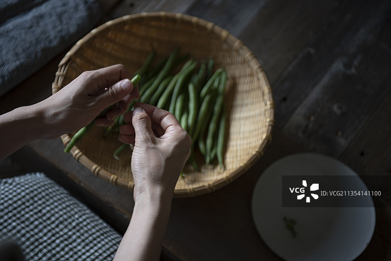 女人准备烹饪用芸豆图片素材