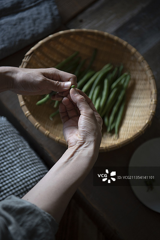 女人准备烹饪用芸豆图片素材