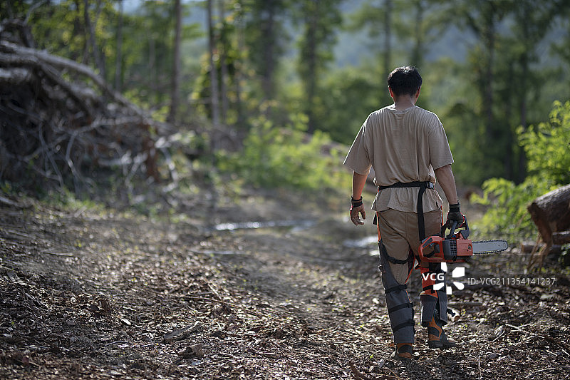 男人使用链锯图片素材