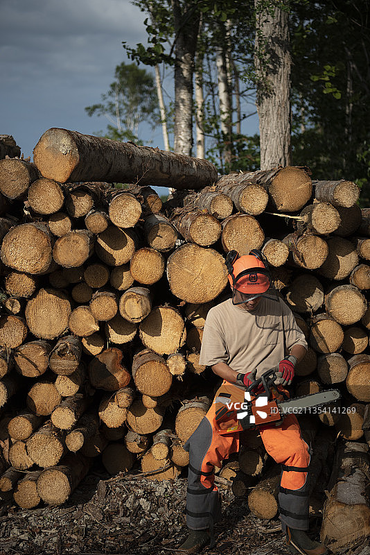 男人使用链锯图片素材