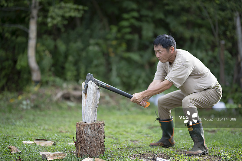 男人在劈柴图片素材