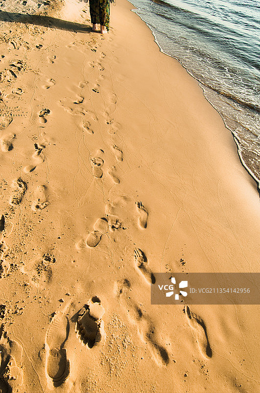 沙滩上沙滩足迹的高角度视图图片素材