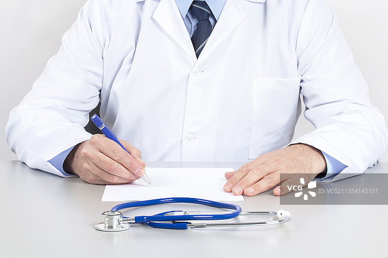 医生在白纸上书写图片素材