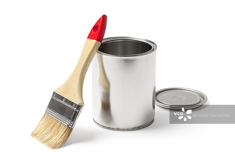 打开的油漆罐和带剪切路径的刷子图片素材
