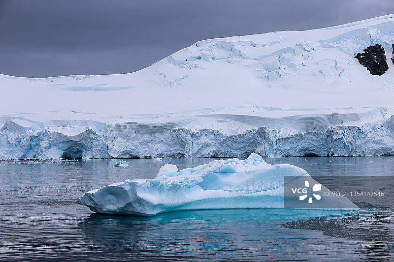 南极洲冰冻湖泊天空景色图片素材