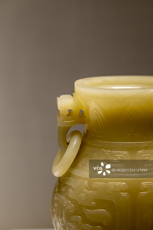 北京故宫珍宝馆：黄玉雕夔纹活环壶局部（清）图片素材