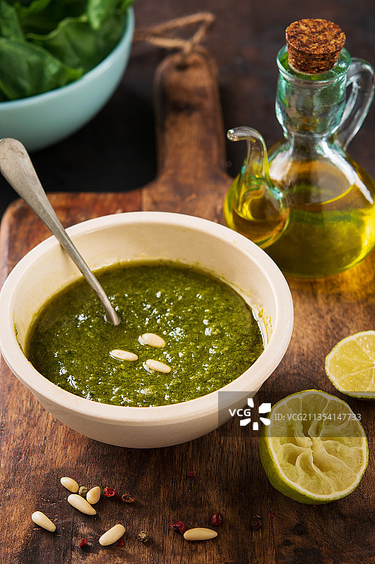 桌上碗里食物的特写镜头图片素材