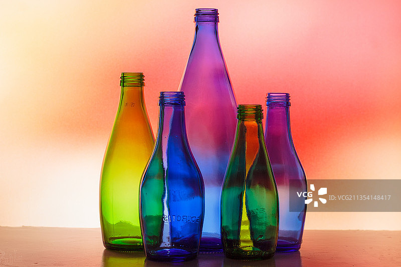 桌上空瓶特写图片素材